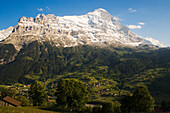 Blick über Grindelwald auf Kleine Scheidegg und Eiger (3970 m), Grindelwald, Berner Oberland, Kanton Bern, Schweiz