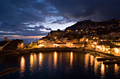Beleuchtete Häuser abends am Hafen, Camara de Lobos, Madeira, Portugal