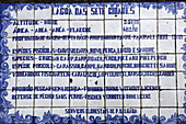 Ein Hinweisschild aus typischen portugiesischen Fliesen (Azulejos) informiert über die Seen von Sete Cidades