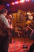Terry Johns Blues Band spielt in der Blue Chicago Blues Bar, Chicago, Illinois, Amerika
