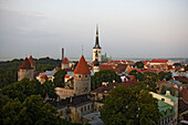Altstadt von Tallinn, von der Rohukohtuterrasse aus gesehen. Vorne die Türme der Befestigungsmauer, dahinter das Michaelskloster und die Olaikirche, Tallinn, Estland