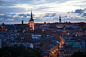 Blick über die Altstadt, die Viru Strasse führt zum Rathaus, Tallinn, Estland