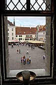 Rathausplatz durch ein Fenster des Rathauses