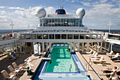 Schwimmbad an Bord von MS Europa während Ostsee-Kreuzfahrt, Europa