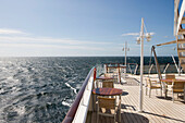 Tische und Stühle auf dem Lido Deck an Bord von MS Europa während Ostsee-Kreuzfahrt, Europa