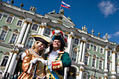 Kostümierte Menschen vor dem Winterpalast, Sankt Petersburg, Russland, Europa
