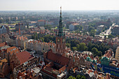 Blick vom Kirchturm der Marienkirche auf das Rathaus und die Altstadt, Danzig, Polen, Europa