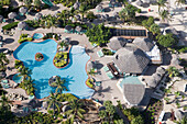 Luftaufnahme vom Swimming Pool des Costa Linda Resort am Eagle Beach, Aruba, ABC-Inseln, Niederländische Antillen, Karibik