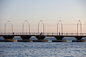 Die Queen Emma Pontonbrücke zwischen Otrabanda und Punda in Willemstad, Curacao, ABC-Inseln, Niederländische Antillen, Karibik