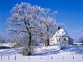 Kapelle im Winter bei Deining, Bayern, Deutschland