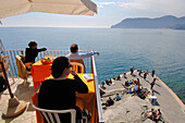 Menschen auf der Terrasse eines Cafes, Vernazza, Cinque Terre, Ligurien, Italien, Europa