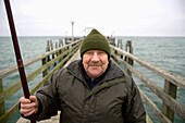 Angler auf Seebrücke an der Ostsee, Mecklenburg-Vorpommern, Deutschland