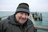 Alter Mann auf Seebrücke an der Ostsee, Mecklenburg-Vorpommern, Deutschland