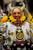 Verkleidete Person mit Maske an Fasnet, Schramberg, Baden-Württemberg, Deutschland, Europa