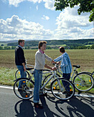 Family with son, having a rest during a bicycle tour, near Hameln, Weserbergland, Lower Saxony, Germany