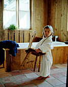 Kinderwellness, kleines Mädchen im Bademantel vor der Badewanne, im Wellnessbereich des Hotels Die Bleiche, in Burg, Spreewald, Deutschland