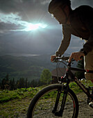 Mountainbiker über dem Simmental, bei Lenk, Berner Alpen, Kanton Bern, Schweiz