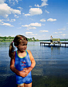 Mädchen (5 Jahre) steht am Seeufer, Neuklostersee, Nakenstorf, Mecklenburg-Vorpommern, Deutschland