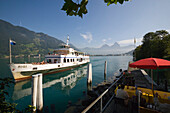 Ausflugsschiff auf dem Vierwaldstättersee, Treib, Kanton Uri, Schweiz
