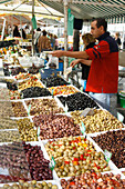 Cours Saleya, Marktstand mit Oliven, Nizza, Frankreich