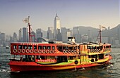 Dschunkke vor Skyline von Hongkong