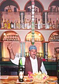Mexiko, Cozumel, Barkeeper als Jonglieur mit Gläsern