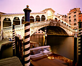 Riatlo Brücke Ponte l Rialto über em Kanal Grande, Venedig