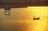 Vietnam, Nha Thrang, Flussdelta, Fischerboot bei Sonnenuntergang