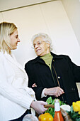 Junge Frau hilft alter Dame, Pension, Alter, Vorsorge