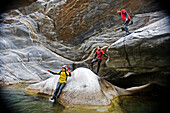 Junge Frauen beim Canyoning, Valle Maggia, Kanton Tessin, Schweiz, MR