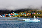 Kleine Eisberge vor dem Ort Narsaq in Südgrönland.