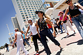 Leute beim Tanzen am Strand, Tel Aviv, Israel
