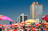 Menschen am Strand, Tel Aviv, Israel
