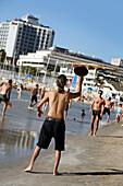 Menschen am Strand, Tel Aviv, Israel