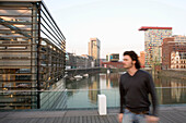 Vorbeigehender Mann im Düsseldorfer Medienhafen, moderne Architektur, Nordrhein-Westfalen, Landeshauptstadt von NRW, Deutschland