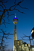 Fernsehturm, Rheinturm und Landtag im Medienhafen in Düsseldorf, Landeshauptstadt von NRW, Deutschland