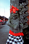 Bekleidete Tempelstatue, Kintamani, Bali, Indonesien, Asien
