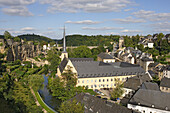 Blick auf die Abtei Neumünster im Stadtteil Grund am Ufer des Flusses Alzette, Luxemburg, Luxemburg, Europa
