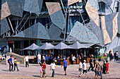 Federation Square ist als Ort konzipiert an dem Menschen zusammen kommen. Neben einigen Museen und Sammlungen beherbergt es auch Pubs, Cafes und Restaurants. Es befindet sich Downtown Melbournes, Victoria, Australien