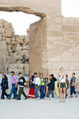 Eine Grupe von Touristen, Karnak Tempel, Luxor, Ägypten