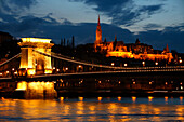 Die Kettenbrücke mit Matthiaskirche im Hintergrund, Budapest, Ungarn