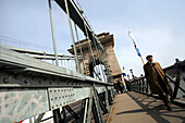 Leute gehen über die Kettenbrücke, Budapest, Ungarn