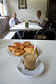 Restaurant, Kaffee im Glas, Cortado, Brot Vorspeise, Tapas, Valencia
