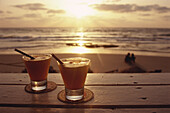 Sonnenuntergang und Drinks am Strand, ein Paar im Hintergrund, Tel Aviv, Israel