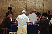 Leute an der Klagemauer, Jerusalem, Israel