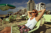 Frau am Strand, Banana Beach, Tel-Aviv, Israel