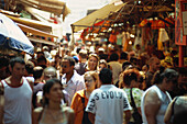 Menschen im alten Souk, Tel-Aviv, Israel