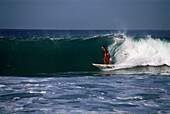 Surfer in Welle, Playa Zicatela, Puerto Escondido, Oaxaca, Mexiko, Amerika