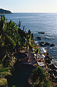 Blick über die Terrasse eines kleines Luxus Hotel, La Casa que canta Zihuatanejo, Guerrero, Mexiko, Amerika