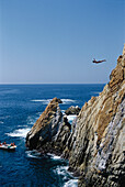 Klippenspringer springt von einer Klippe, Acapulco, Mexiko, Amerika